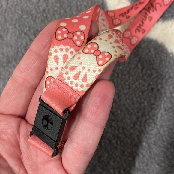 Mini Mouse Badge holder/purse - Picture 9 of 10